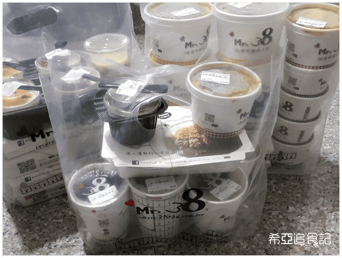 【咖哩推薦】Mr.38咖哩界傳奇人物 の 南洋椰香雞咖哩飯 ＆ 焗烤總匯海鮮紅醬咖哩飯 & 嫩雞咖哩飯 & 素蔬菜野菇蛋包咖哩飯 & 義式紅酒牛肉咖哩飯 & 藍帶豬排飯(台中/逢甲) ➽ 輕鬆方便外帶外送回家 也能吃到美味的咖哩飯 台中複合式餐廳