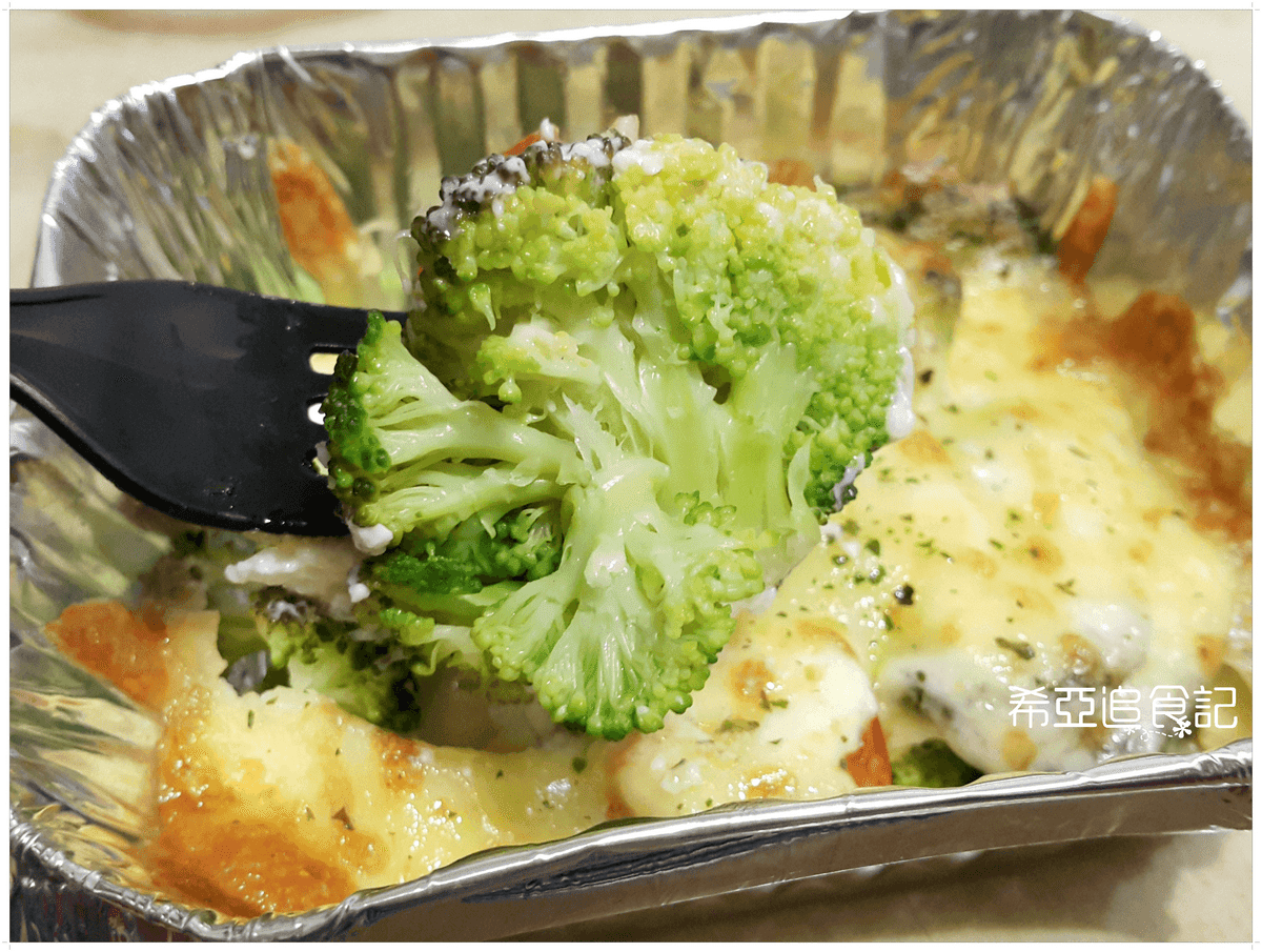 【咖哩推薦】Mr.38咖哩界傳奇人物 の 南洋椰香雞咖哩飯 ＆ 焗烤總匯海鮮紅醬咖哩飯 & 嫩雞咖哩飯 & 素蔬菜野菇蛋包咖哩飯 & 義式紅酒牛肉咖哩飯 & 藍帶豬排飯(台中/逢甲) ➽ 輕鬆方便外帶外送回家 也能吃到美味的咖哩飯 台中複合式餐廳