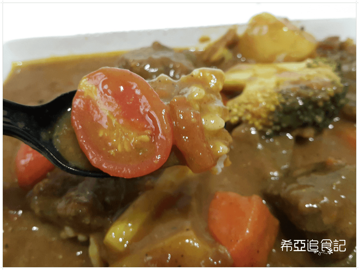 【咖哩推薦】Mr.38咖哩界傳奇人物 の 南洋椰香雞咖哩飯 ＆ 焗烤總匯海鮮紅醬咖哩飯 & 嫩雞咖哩飯 & 素蔬菜野菇蛋包咖哩飯 & 義式紅酒牛肉咖哩飯 & 藍帶豬排飯(台中/逢甲) ➽ 輕鬆方便外帶外送回家 也能吃到美味的咖哩飯 台中複合式餐廳