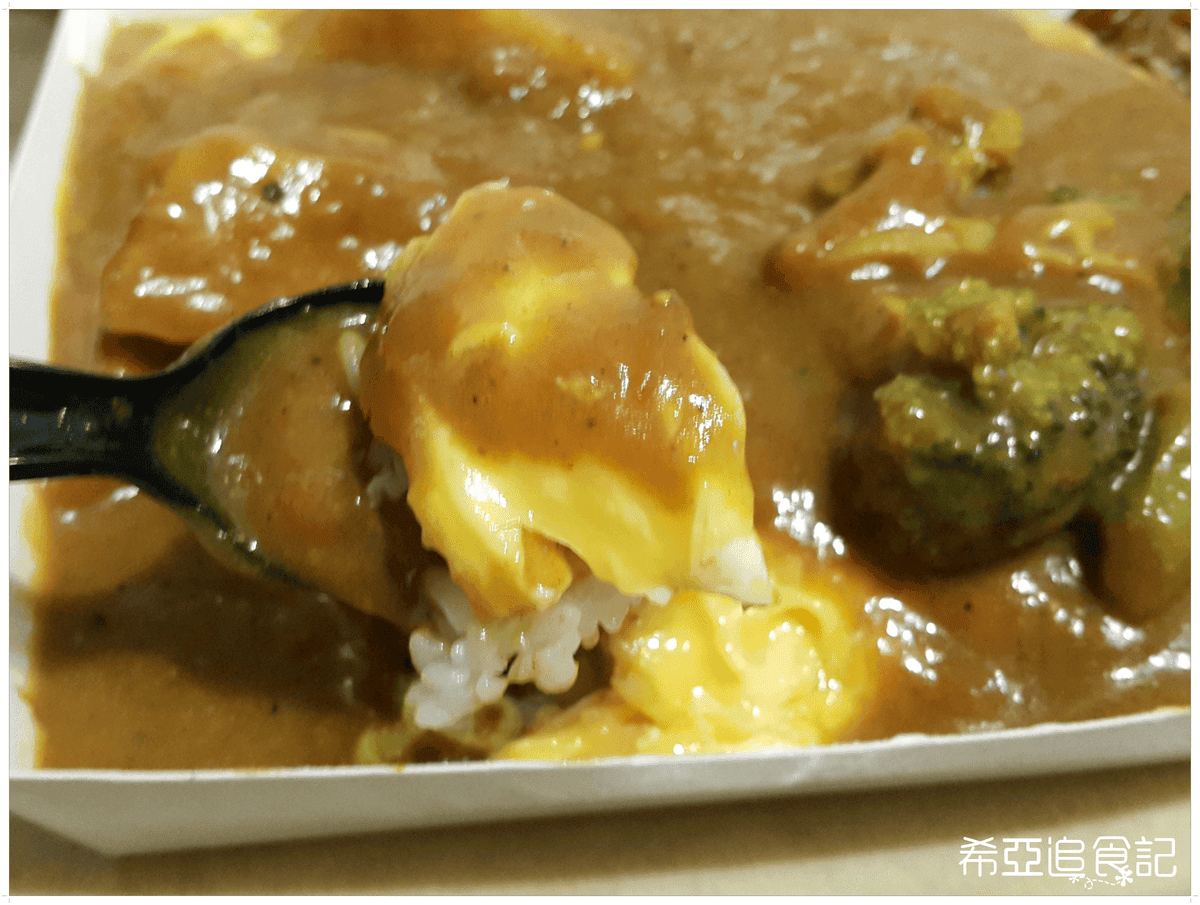 【咖哩推薦】Mr.38咖哩界傳奇人物 の 南洋椰香雞咖哩飯 ＆ 焗烤總匯海鮮紅醬咖哩飯 & 嫩雞咖哩飯 & 素蔬菜野菇蛋包咖哩飯 & 義式紅酒牛肉咖哩飯 & 藍帶豬排飯(台中/逢甲) ➽ 輕鬆方便外帶外送回家 也能吃到美味的咖哩飯 台中複合式餐廳