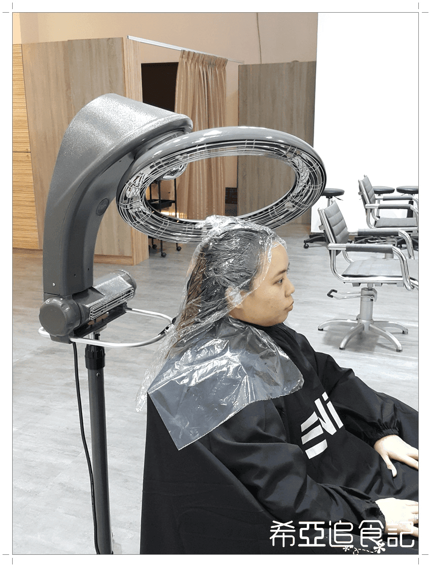 【台中染髮推薦】Wesley Danyin Hair Salon W.D. II の 染髮 & 護髮(灰感綠) ➽ 中科福科路 下班後來改變妝髮 放鬆一下 - 第17張圖 【台中染髮推薦】Wesley Danyin Hair Salon W.D. II の 染髮 & 護髮(灰感綠) ➽ 中科福科路 下班後來改變妝髮 放鬆一下