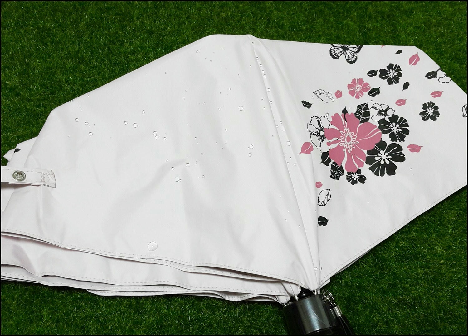 【雨傘推薦】雨傘家族 の 《Diana》台灣文創繽紛花語遮光降溫三折傘 ➽ 當作陽傘與雨傘的高級兩用傘 - 第11張圖 【雨傘推薦】雨傘家族 の 《Diana》台灣文創繽紛花語遮光降溫三折傘 ➽ 當作陽傘與雨傘的高級兩用傘