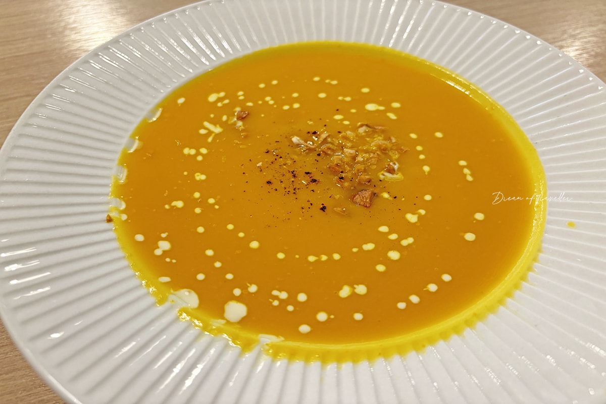 在廚房蔬食料理