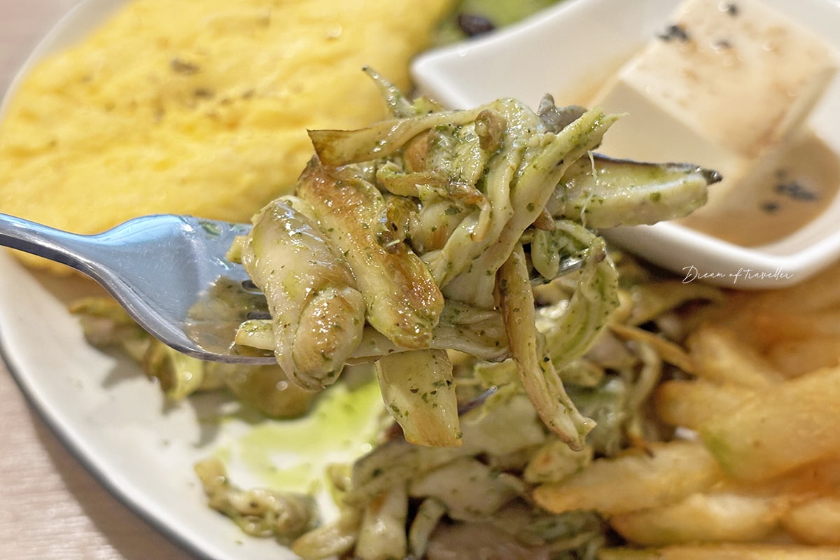 在廚房蔬食料理