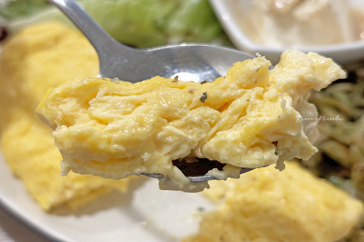 在廚房蔬食料理