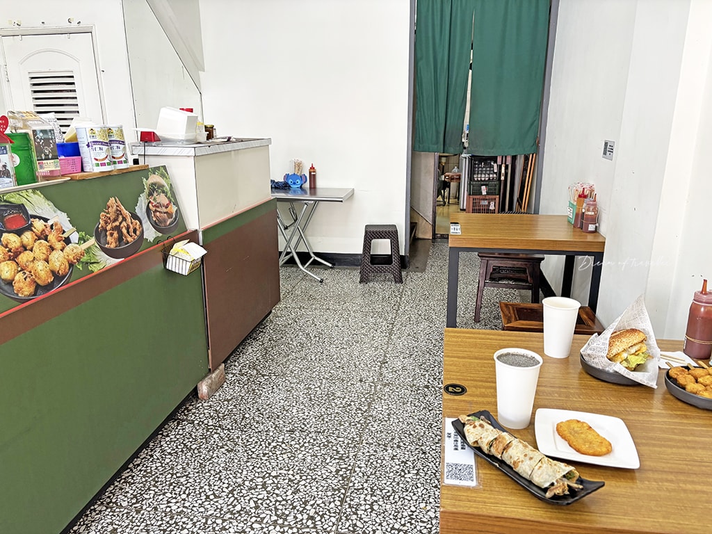 【台中素食早午餐】早蔬早午餐 の 泰式蝦餅潛艇堡 / 塔香菌菇蛋餅 / 搗蛋丸 ➽ 超多選擇的早餐店,還有好吃搗蛋丸 ~ - 第1張圖 早蔬早午餐